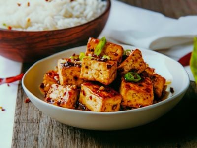 Image de l'article: Tofu sauté ail et poivre : la recette express, saine et pleine de saveurs